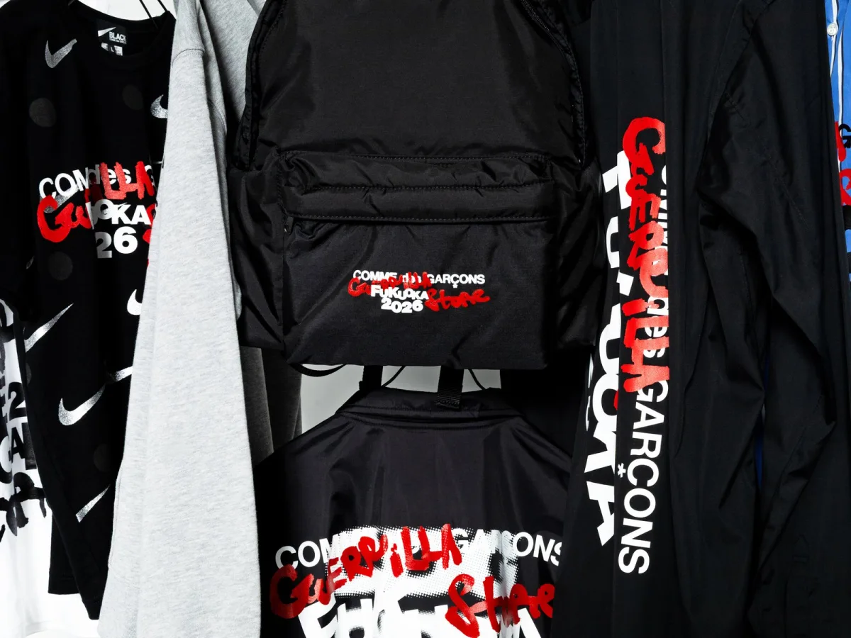 꼼데가르송 게릴라 스토어 후쿠오카 한정 백팩과 코치 재킷 - 검은 바탕에 빨간 GUERRILLA STORE 낙서 프린트