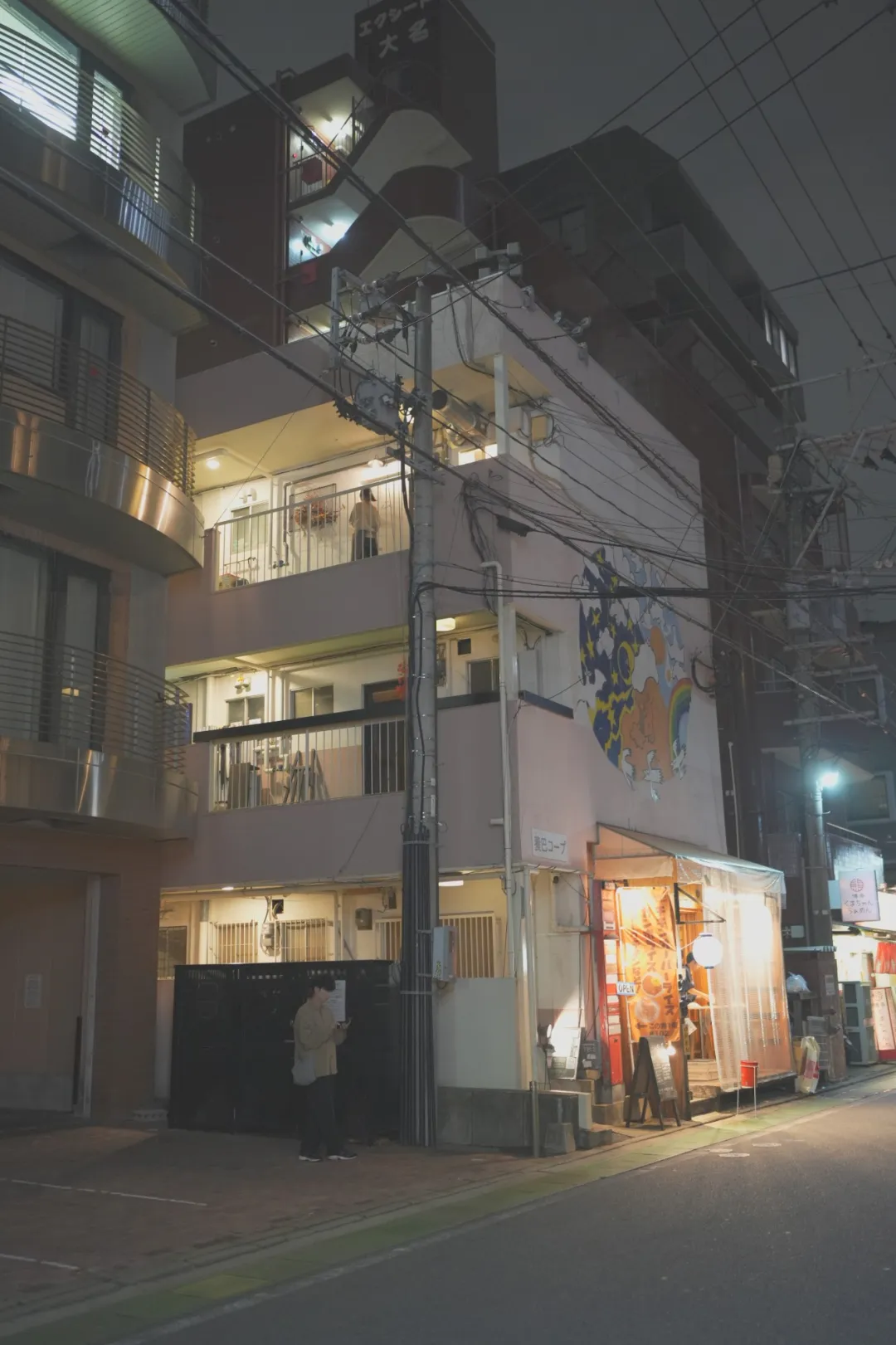 쇼쿠도 Light가 있는 다이묘의 養巴コープ 건물 외관, 맨 위층 끝이 가게