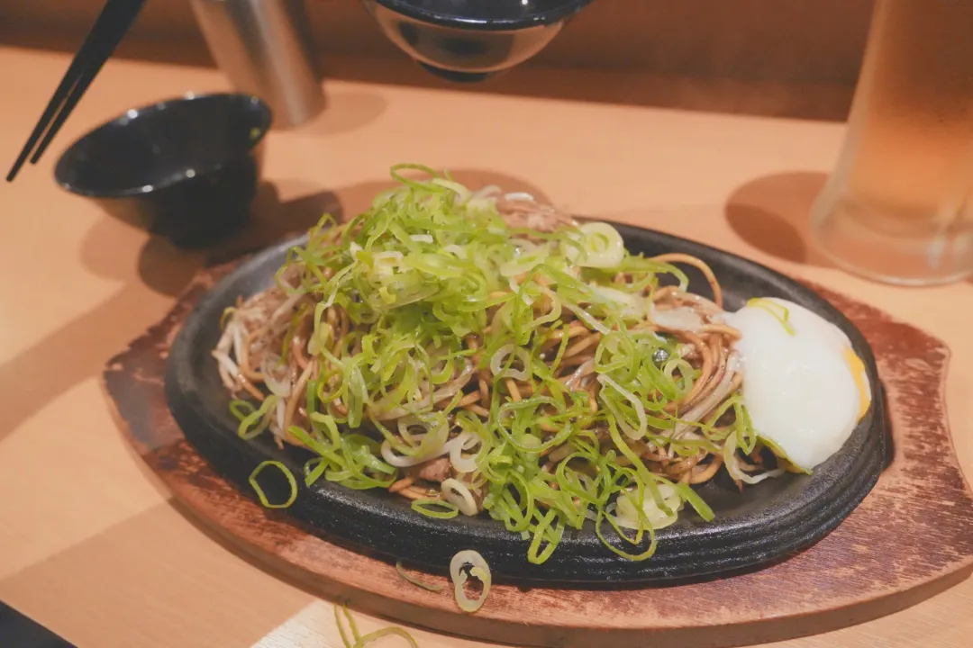파와 달걀을 모두 올린 철판 위 야키소바