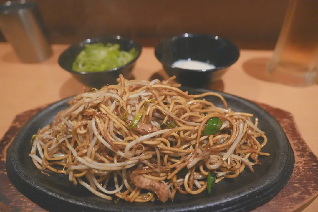 철판 접시에 담겨 나온 소후렌 야키소바와 파·달걀 작은 그릇