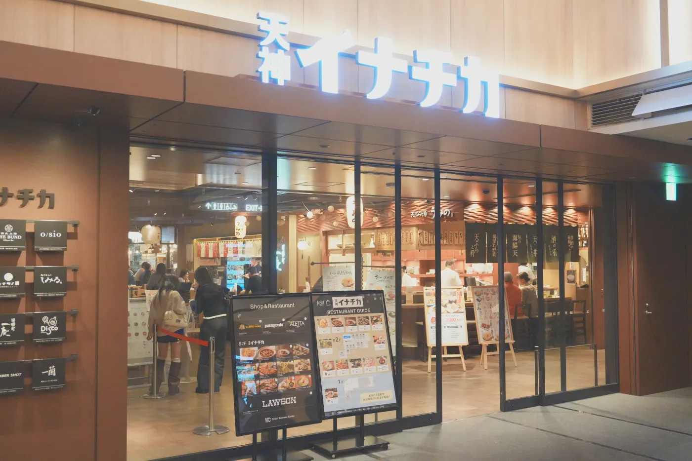 텐진 이나치카 입구, 天神イナチカ 간판과 유리문 너머 식당가