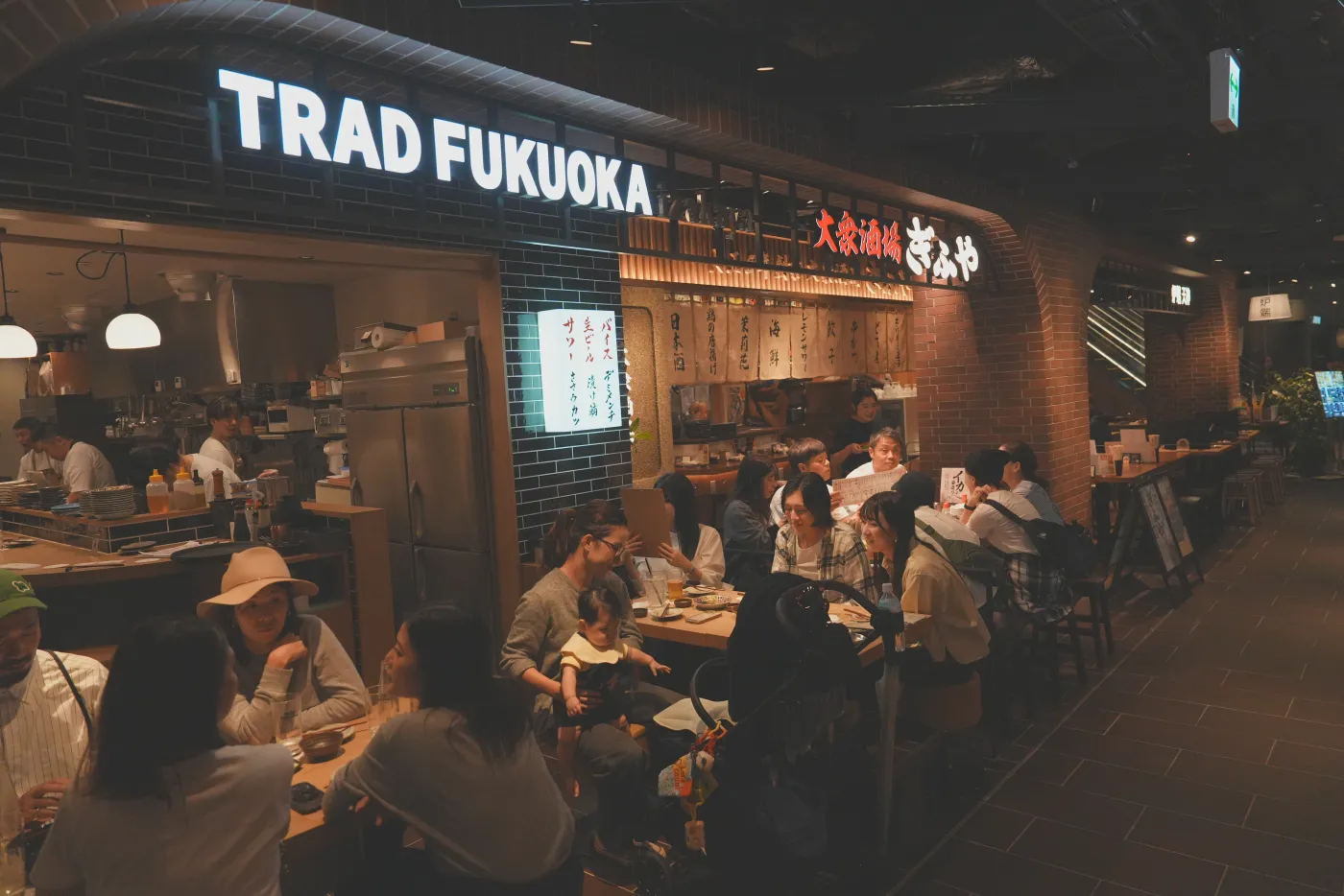 TRAD FUKUOKA 이자카야, 테이블에 둘러앉은 손님들